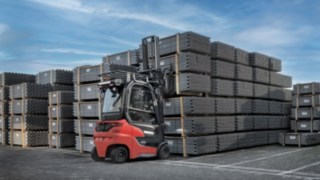 The Linde Xi20 PH electric forklift truck loading pipes outside.