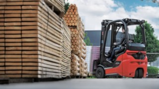 New E and Xi models in Linde MH’s new electric forklift truck series